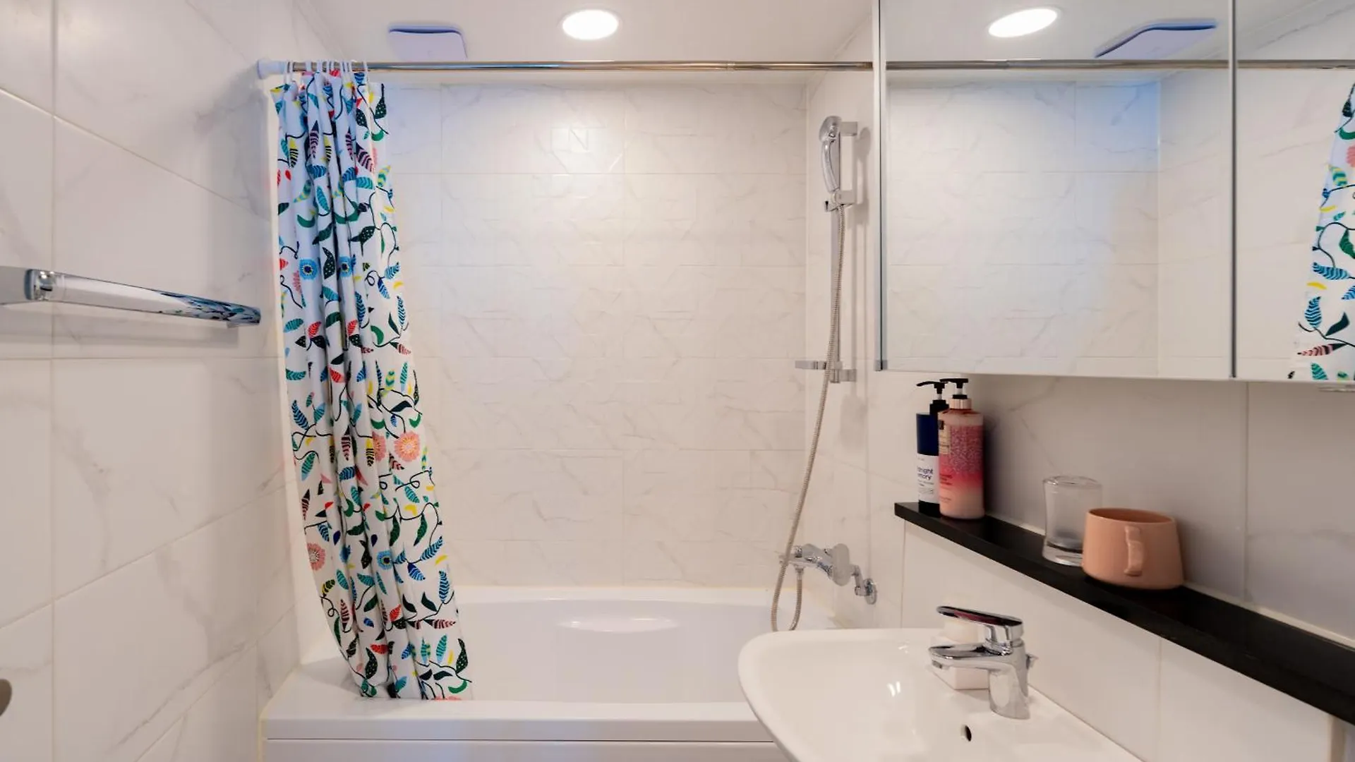 New Apt 34Py 3Min To Haeundae Beach Lg Stanbyme & Styler Netflix & Sky Capsule Busan Bed & Breakfast