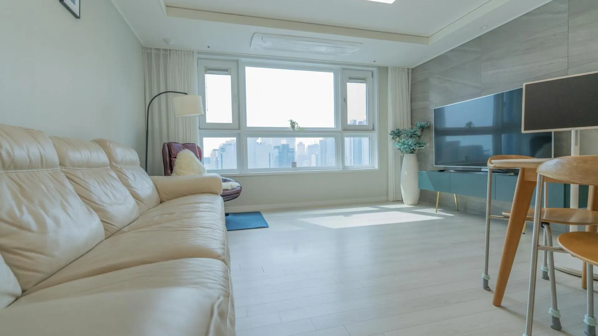 New Apt 34Py 3Min To Haeundae Beach Lg Stanbyme & Styler Netflix & Sky Capsule Busan Bed & Breakfast