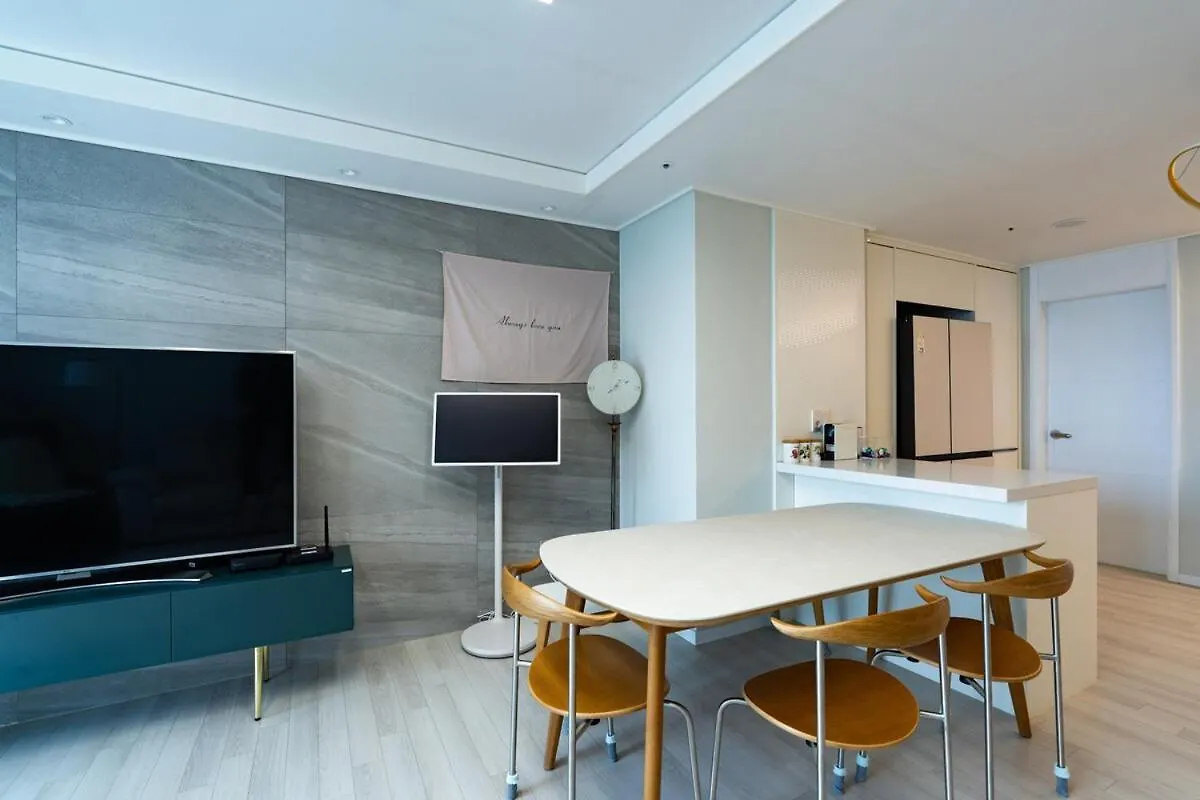 New Apt 34Py 3Min To Haeundae Beach Lg Stanbyme & Styler Netflix & Sky Capsule Busan Bed & Breakfast